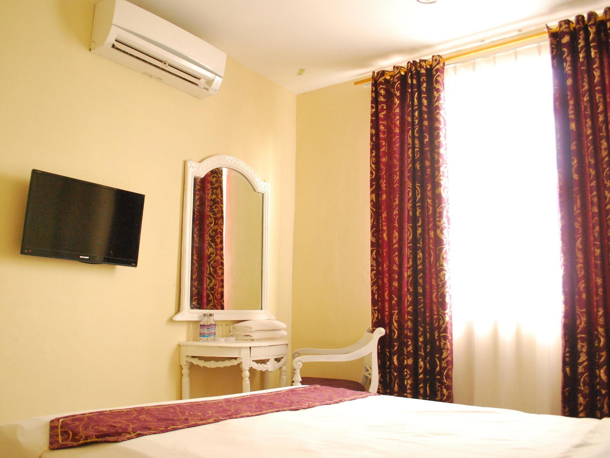 Wijaya Imperial Hotel Baturetno Exterior photo